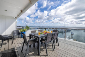 Crows Nest Marina View Apartment, 6 Teramby Rd - waterfront, WiFi, Aircon, Marina